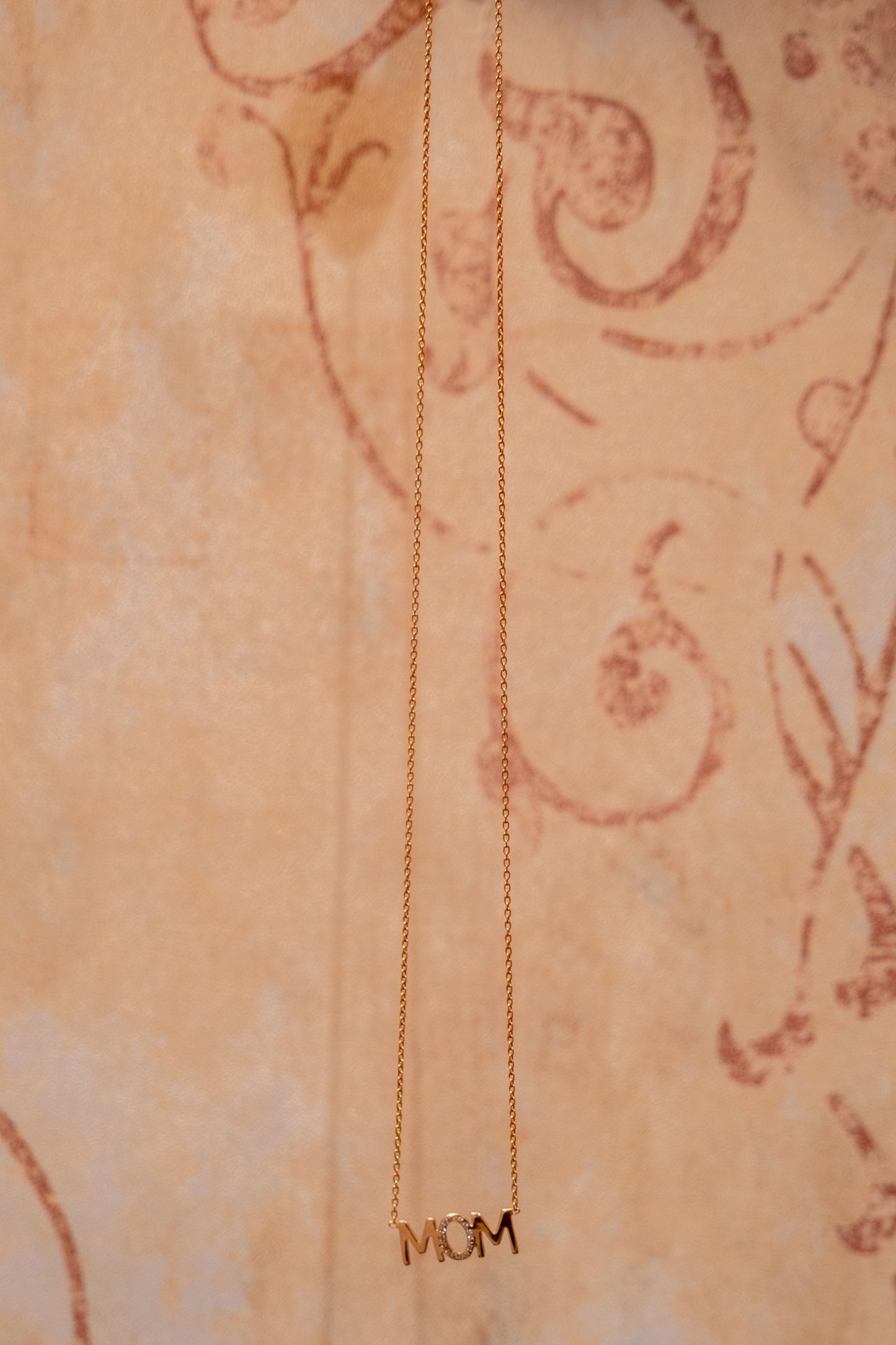 KELLY BELLO MOM NECKLACE