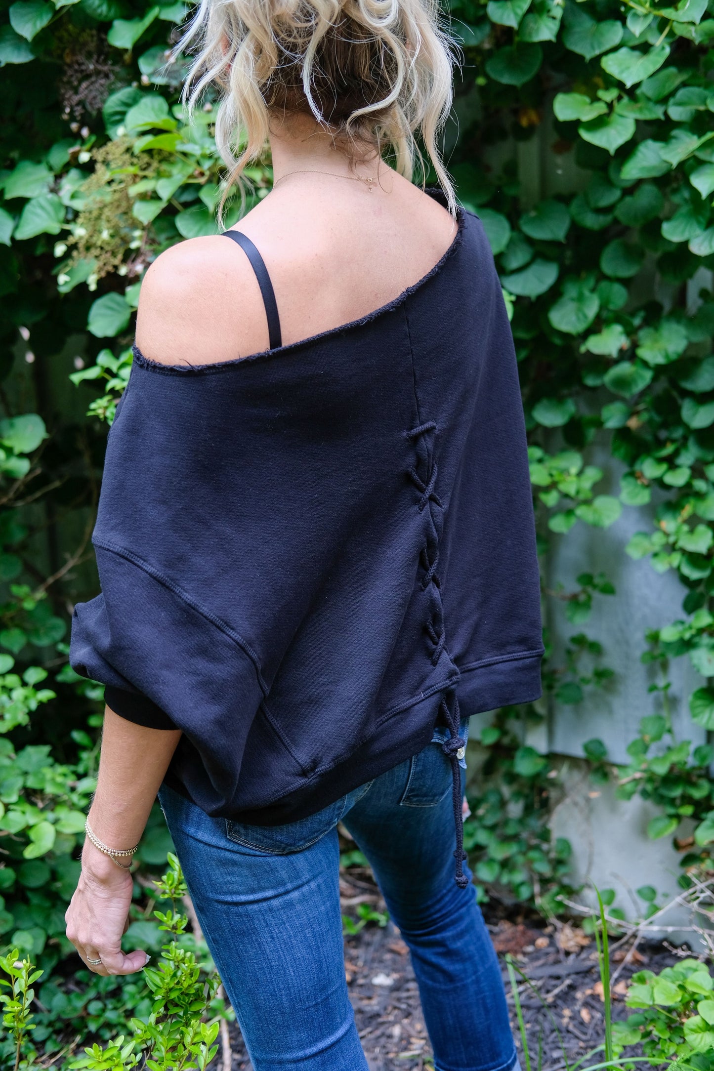LACE-BACK SWEATSHIRT - BLACK