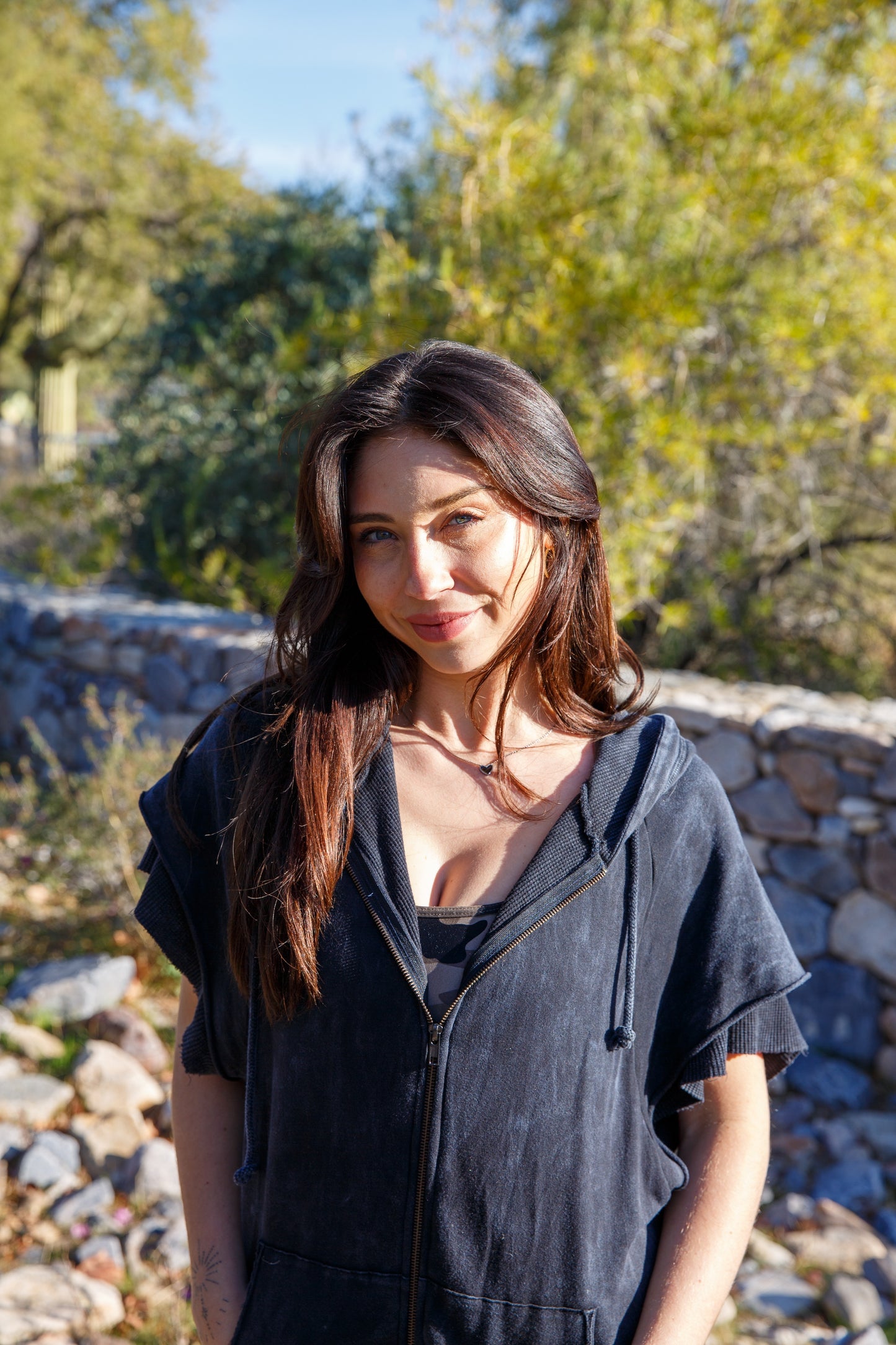 CUT OFF SWEATSHIRT W/ HEART - VINTAGE BLACK