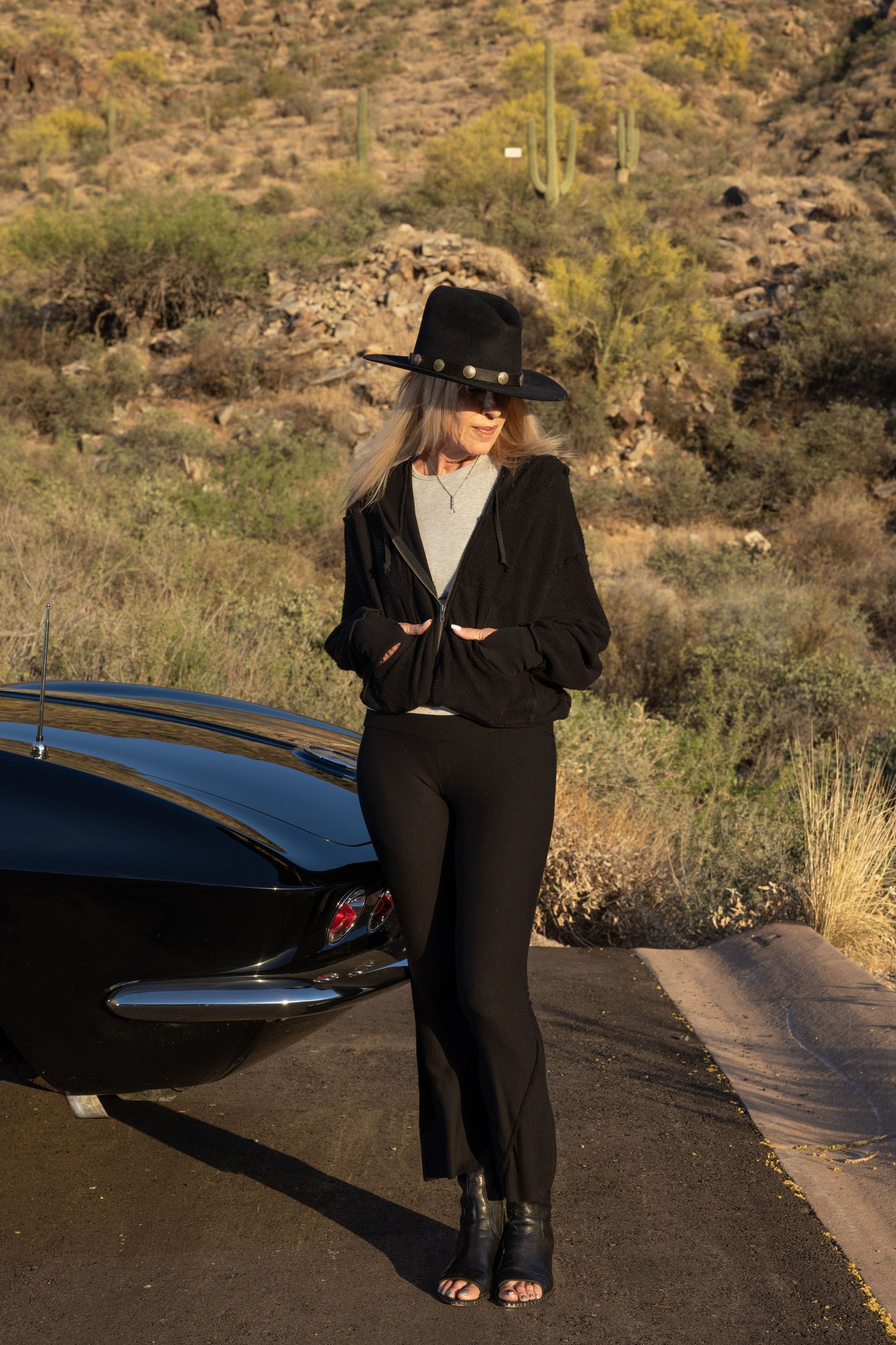 CROP FLEECE BOOTLEG PANT - BLACK