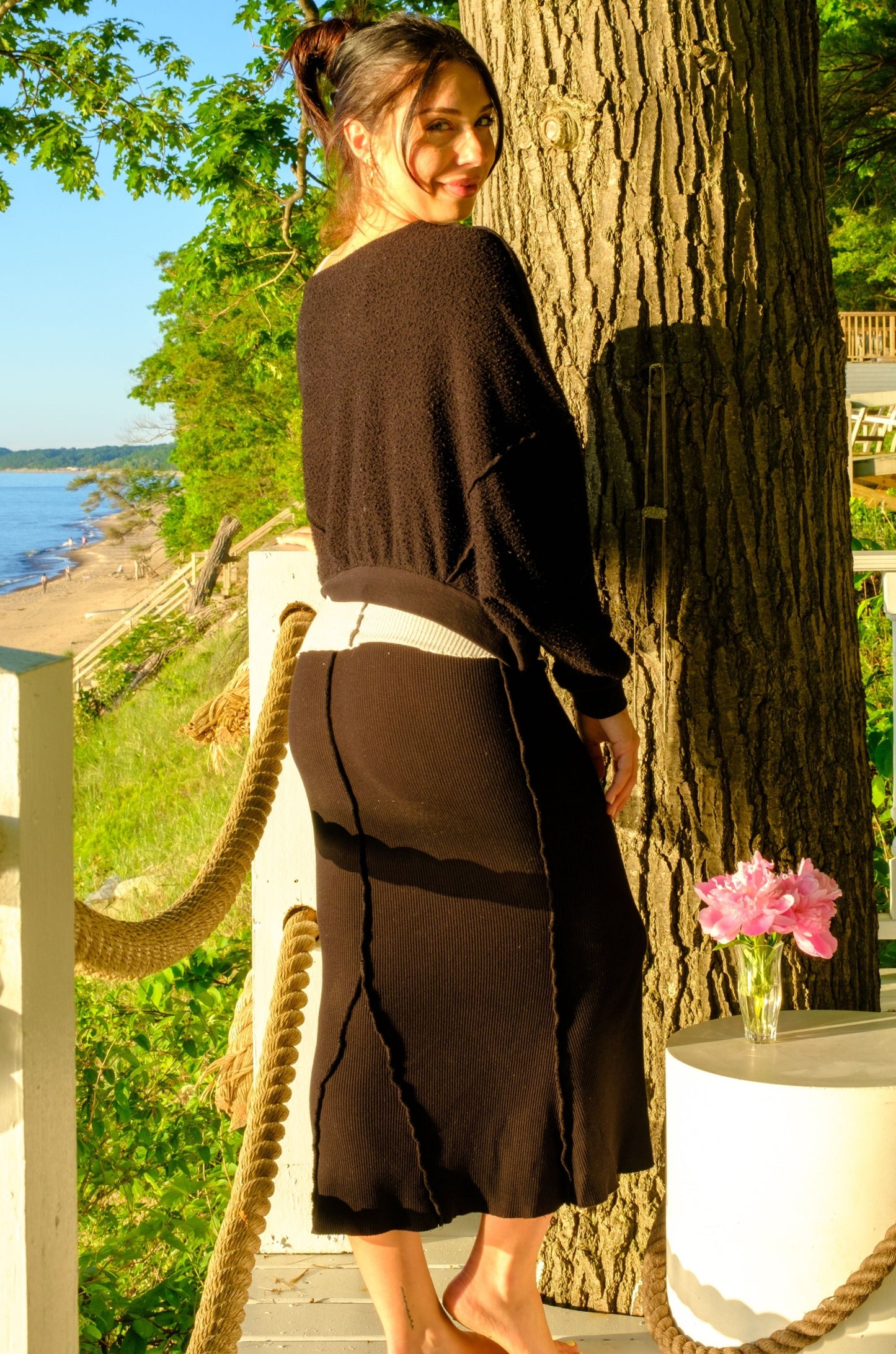 TEA LENGTH REVERSED SEAM SKIRT - BLACK