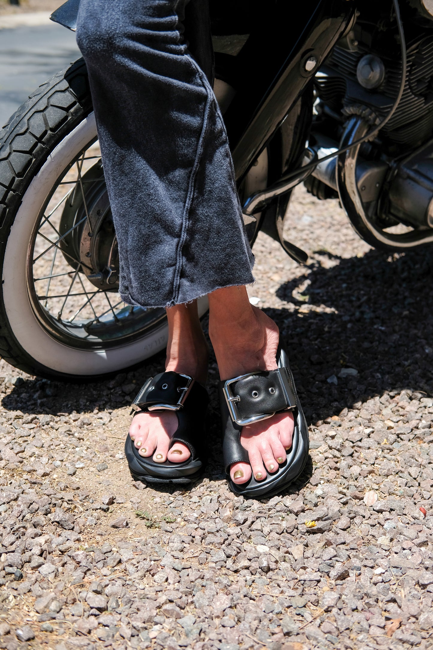 PUFFY LEATHER BUCKLE STRAP SANDAL - BLACK