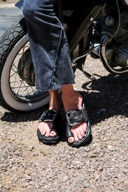 PUFFY LEATHER BUCKLE STRAP SANDAL - BLACK