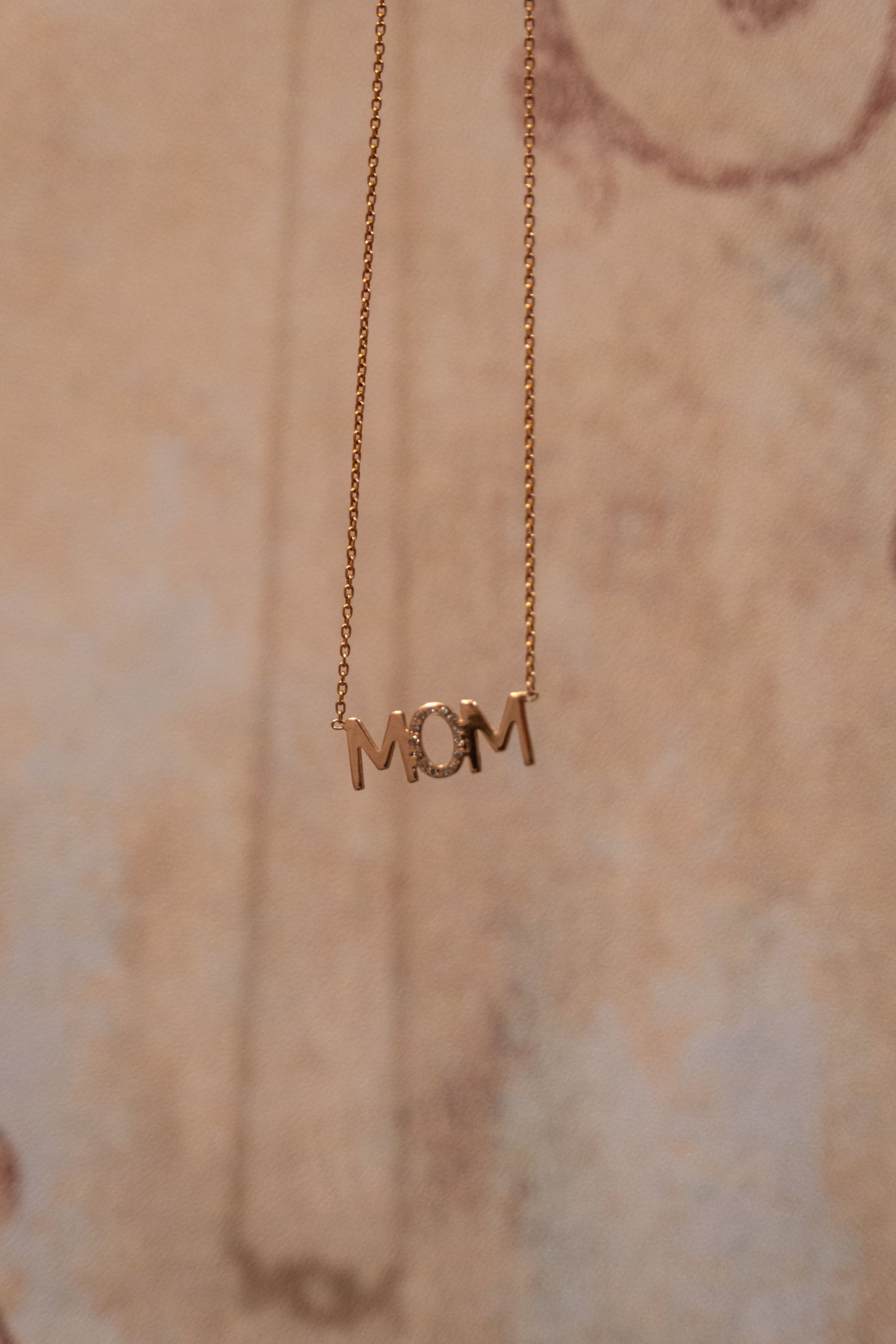 KELLY BELLO MOM NECKLACE