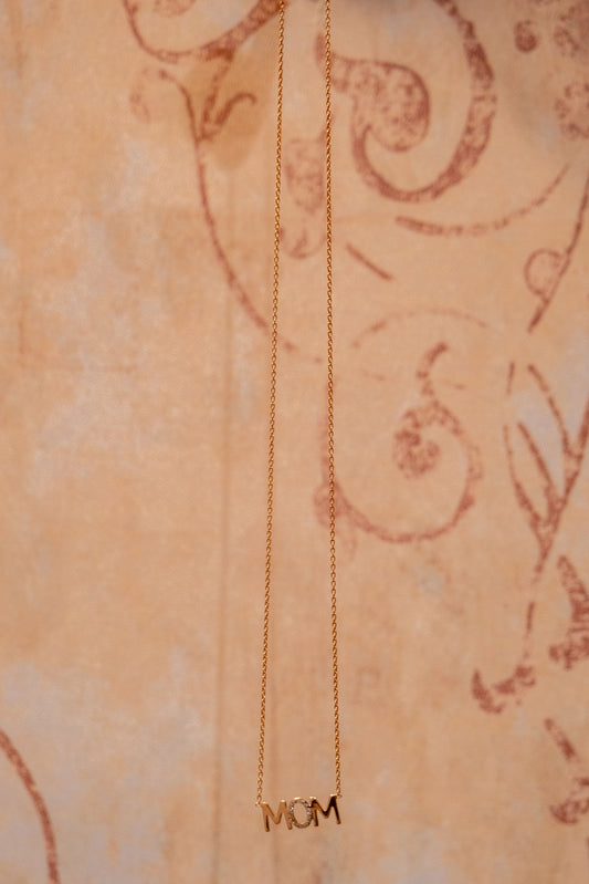 KELLY BELLO MOM NECKLACE