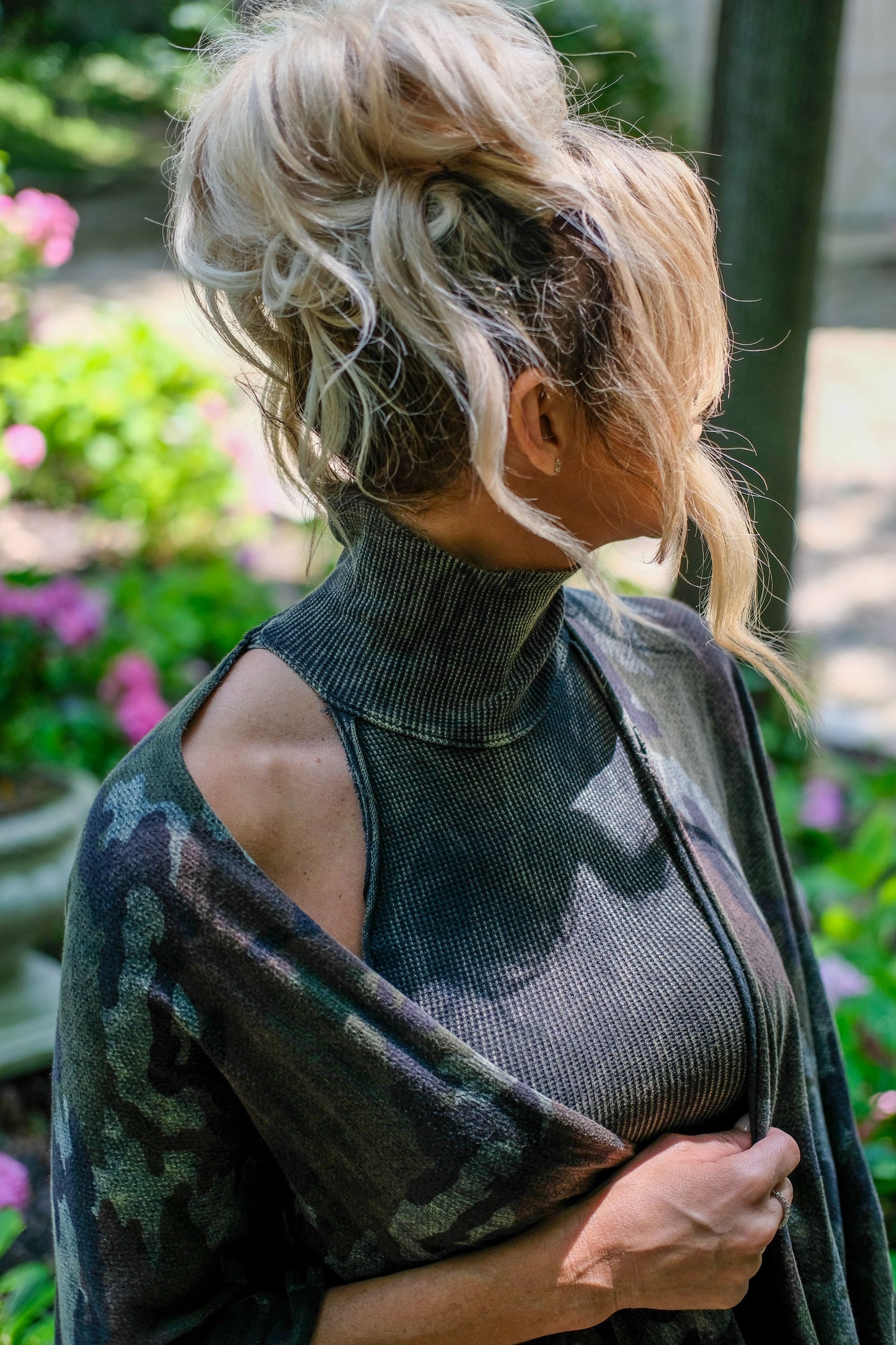 SLEEVELESS TURTLENECK - VINTAGE ARMY