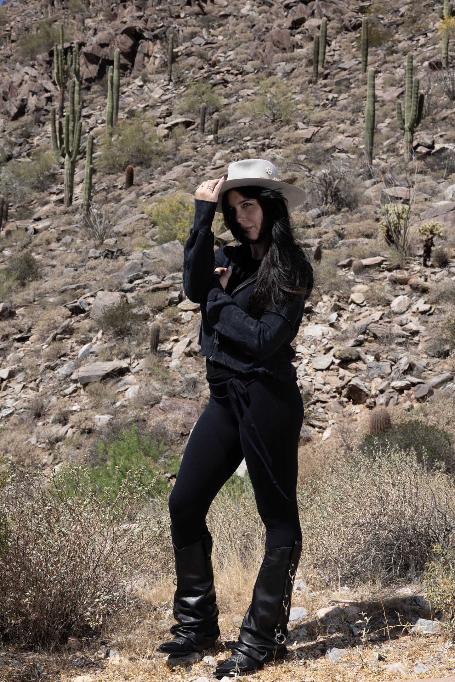 CROP FLEECE LEGGING WITH TIE - BLACK